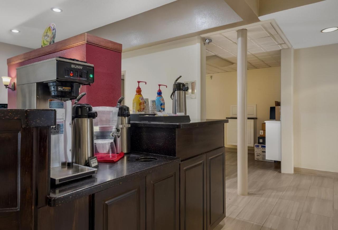 Hometowne Studios By Red Roof Painted Post Extérieur photo
